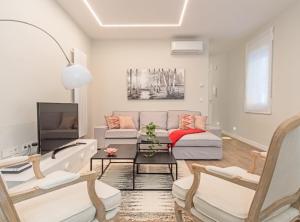 Ein Sitzbereich in der Unterkunft Experience the best of Madrid! Gran Vía Apartment for 6, comfort and style in the heart of Chueca III