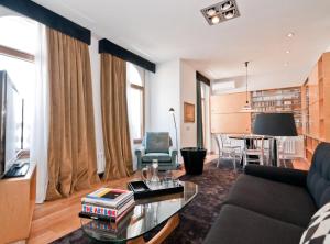 sala de estar con sofá y mesa en Apartamento en pleno Gran Via I en Madrid