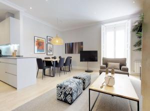 Apartamento para 4 Barrio La Latina IV في مدريد: غرفة معيشة مع أريكة وطاولة