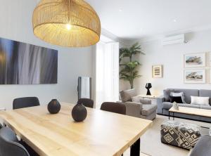 uma sala de estar com uma mesa e um sofá em Apartamento para 4 Barrio La Latina IV em Madrid
