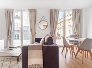 Część wypoczynkowa w obiekcie Charming 1-Bedroom Apartment in Central Madrid Stylish Retreat for 2, Alonso Martinez I