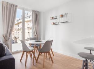 biały salon ze stołem i krzesłami w obiekcie Charming 1-Bedroom Apartment in Central Madrid Stylish Retreat for 2, Alonso Martinez I w Madrycie +12 zdjęć