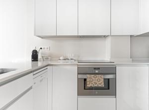 Kuchnia lub aneks kuchenny w obiekcie Charming 1-Bedroom Apartment in Central Madrid Stylish Retreat for 2, Alonso Martinez I
