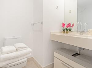 Zdjęcie z galerii obiektu Charming 1-Bedroom Apartment in Central Madrid Stylish Retreat for 2, Alonso Martinez I w Madrycie