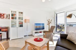 a living room with a couch and a table at Ferienwohnung Sundblick in Altefähr