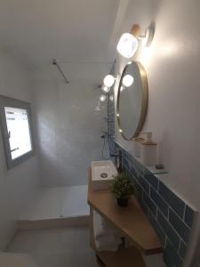 Ванная комната в Studio de l'Horloge - Studio de Charme, hyper centre Maison Jean Vilar