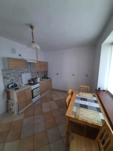 Kuchyňa alebo kuchynka v ubytovaní Raczkowska Apartament