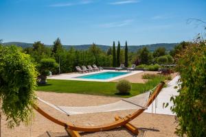 amaca in un cortile con piscina di Villa Promissa Terra a Dubrava