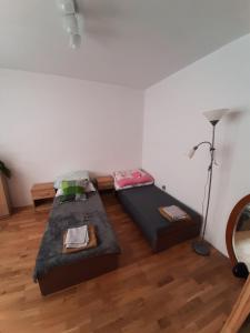 Un pat sau paturi într-o cameră la Raczkowska Apartament