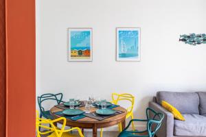 uma sala de jantar com mesa e cadeiras em Le Reef - Pépite dans l'Intramuros em Saint Malo