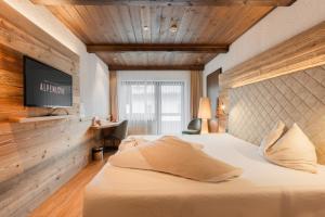 Ein Bett oder Betten in einem Zimmer der Unterkunft Alpenlove - Adult SPA Hotel