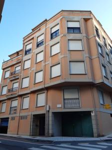 apartamentowiec na rogu ulicy w obiekcie APARTAMENTO LA PERLA w mieście Portonovo