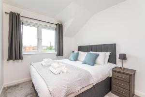 Pass the Keys Modern, Light and Airy 2 Bed Apt with Free Parking