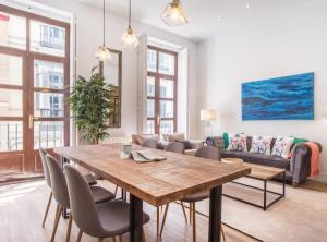 CHUECA V في مدريد: غرفة معيشة مع طاولة وكراسي خشبية