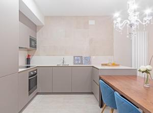Küche/Küchenzeile in der Unterkunft Experience the best of Madrid! Gran Vía Apartment for 6, comfort and style in the heart of Chueca III