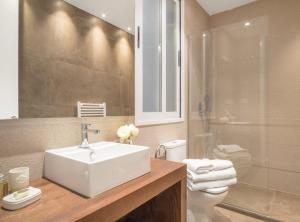 ein Badezimmer mit Waschbecken, Toilette und Dusche in der Unterkunft Experience the best of Madrid! Gran Vía Apartment for 6, comfort and style in the heart of Chueca III in Madrid
