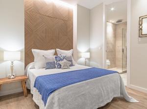 Ein Bett oder Betten in einem Zimmer der Unterkunft Experience the best of Madrid! Gran Vía Apartment for 6, comfort and style in the heart of Chueca III