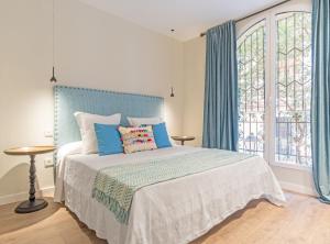 Ein Bett oder Betten in einem Zimmer der Unterkunft Experience the best of Madrid! Gran Vía Apartment for 6, comfort and style in the heart of Chueca III