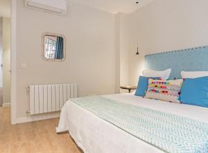 Ein Bett oder Betten in einem Zimmer der Unterkunft Experience the best of Madrid! Gran Vía Apartment for 6, comfort and style in the heart of Chueca III