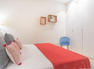 Ein Bett oder Betten in einem Zimmer der Unterkunft Experience the best of Madrid! Gran Vía Apartment for 6, comfort and style in the heart of Chueca III