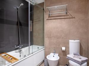 La salle de bains est pourvue d'une baignoire, de toilettes et d'un lavabo. dans l'établissement Cibeles I, à Madrid