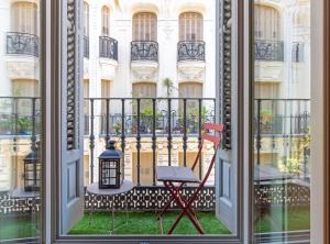 een raam met uitzicht op een gebouw bij Cibeles I in Madrid