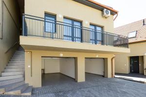 Il propose un hébergement doté d'un balcon et d'un escalier. dans l'établissement Star Apartman, à Eger