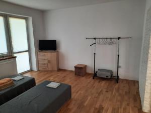 Televízia a/alebo spoločenská miestnosť v ubytovaní Raczkowska Apartament