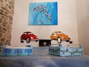 dois carrinhos de brinquedo em exposição num quarto em Non ditelo al Duca - La Cappuccina em Spoleto