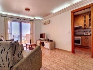 uma sala de estar com um sofá e uma cozinha em Los Miradores del Puerto - 4009 em La Manga del Mar Menor