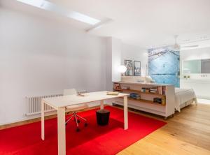 a white room with a desk and a bed at Paseo de la Habana III in Madrid