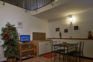 TV i/ili multimedijalni sistem u objektu La Casa di Gloria - Residence affitta camere