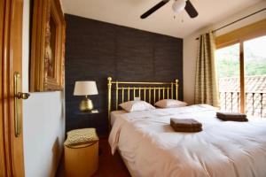 um quarto com uma cama com duas toalhas em Casa El Cielo, in the heart of Old Town em Chulilla