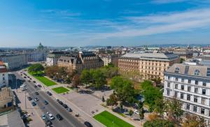 uma vista aérea de uma cidade com edifícios e uma rua em InterContinental Wien, an IHG Hotel em Viena