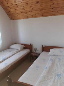2 letti in una camera con soffitto in legno di Milka a Žabljak