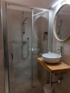 een badkamer met een wastafel en een douche bij arco del sacramento casa vacanze in Benevento