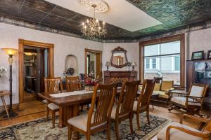 uma sala de jantar com mesa e cadeiras em Moulin Rouge House Bed and Breakfast em Mankato