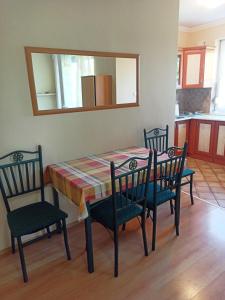 mesa de comedor con 2 sillas y espejo en Prémium Apartman en Hajdúszoboszló