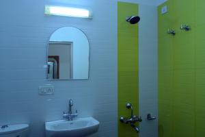 A bathroom at Rising Sun Retreat