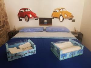 um quarto com uma cama com dois carros na parede em Non ditelo al Duca - La Cappuccina em Spoleto