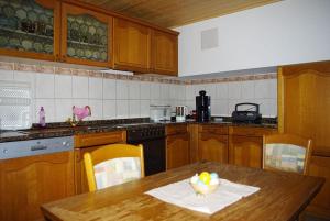 una cocina con una mesa con un bol de fruta. en Andermichlhof (3)Ferienwohnung Groß Landsberger Strasse 8, en Geltendorf