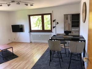 sala de estar con mesa negra y sillas en Haus Schwarzwaldblick, en Achern