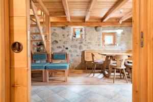 comedor con mesa y sillas en Chalet Bio Wild, en Bocenago