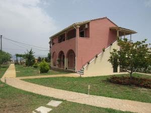 een gebouw met een loopbrug naast een huis bij Biscoutsis Apartments & Studios in Kavos