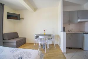 Kuchyňa alebo kuchynka v ubytovaní Apartmani Manuela - Baška Voda