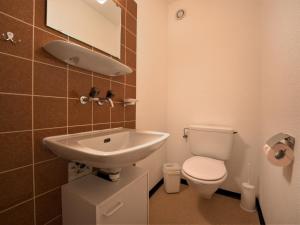 Koupelna v ubytování Apartment Chesa Ova Cotschna 606 by Interhome