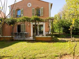 una casa con patio y patio en Holiday Home Les Rives du Golf 3 by Interhome en Roquebrune-sur-Argens