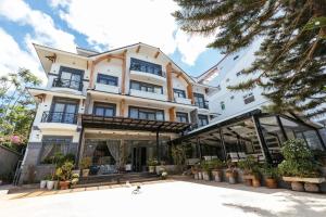 a large white building with a lot of windows at Minh Chi Hotel in Da Lat