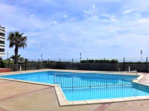 uma grande piscina com água azul em Apartment Grand Sud-2 by Interhome em Canet-en-Roussillon