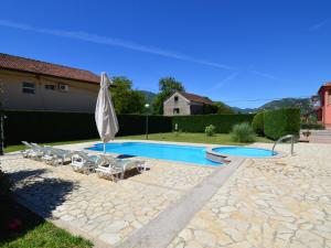 Piscina de la sau aproape de Holiday Home Villa Kikiza by Interhome